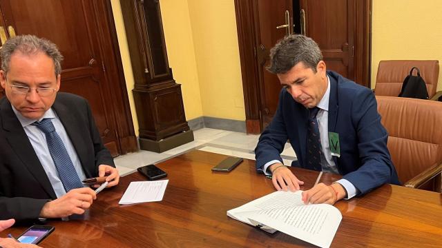 Firma de la entreda de la Diputación de Alicante en Tragsa.