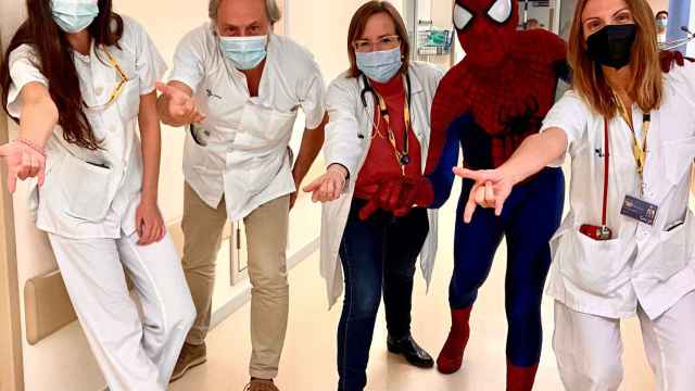 Los doctores del HURH que se cruzaron con Spiderman no dejaron escapar la oportunidad de hacerse una foto con él