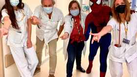 Los doctores del HURH que se cruzaron con Spiderman no dejaron escapar la oportunidad de hacerse una foto con él