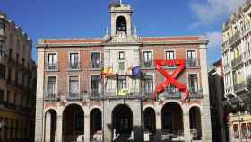 La fachada del Ayuntamiento de Zamora con un lazo rojo contra el sida