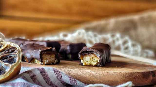 Haz Twix casero con esta sencilla receta. ¡Chocolate, caramelo y galleta!