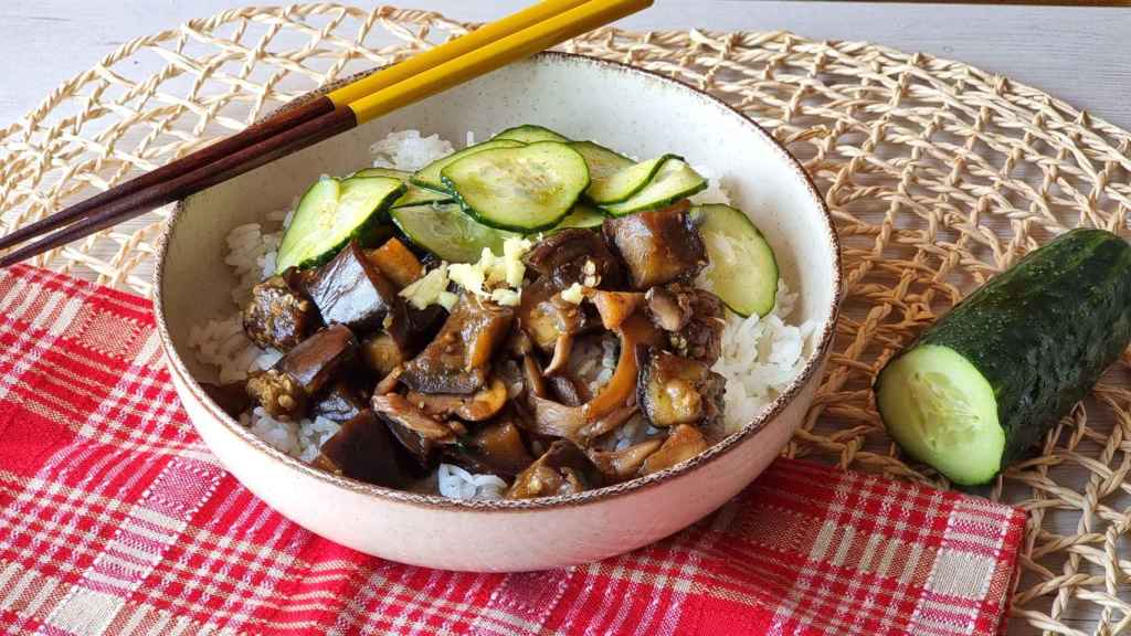 Bol de arroz con berenjena glaseada y pepino encurtido, sabores asiáticos en un plato único