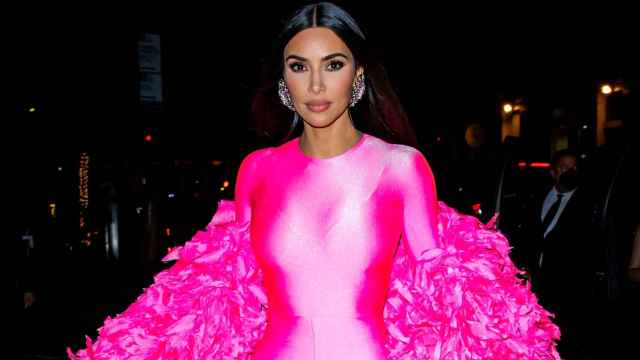 Kim Kardashian, de Balenciaga, para presentar el programa 'Saturday Night Live' en Nueva York.