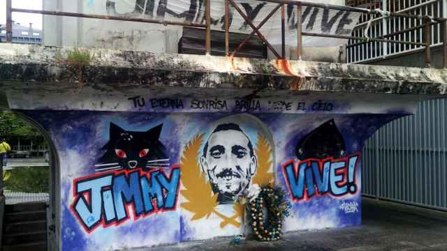 Pintada en los alrededores de Riazor en recuerdo a 'Jimmy', fallecido durante la pelea en Madrid.