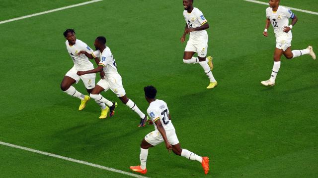 Los jugadores celebran el gol de Ghana.