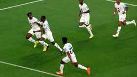 Los jugadores celebran el gol de Ghana.