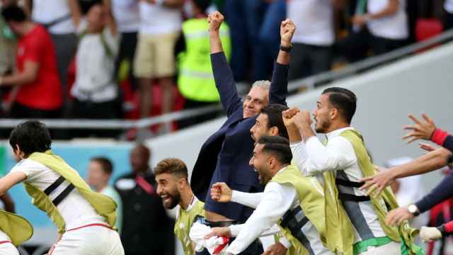 Carlos Queiroz celebra la victoria de Irán contra Gales
