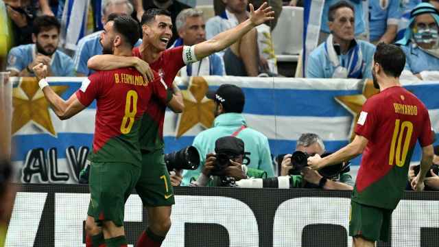 Abrazo entre Cristiano Ronaldo y Bruno Fernandes por el gol de la selección de Portugal