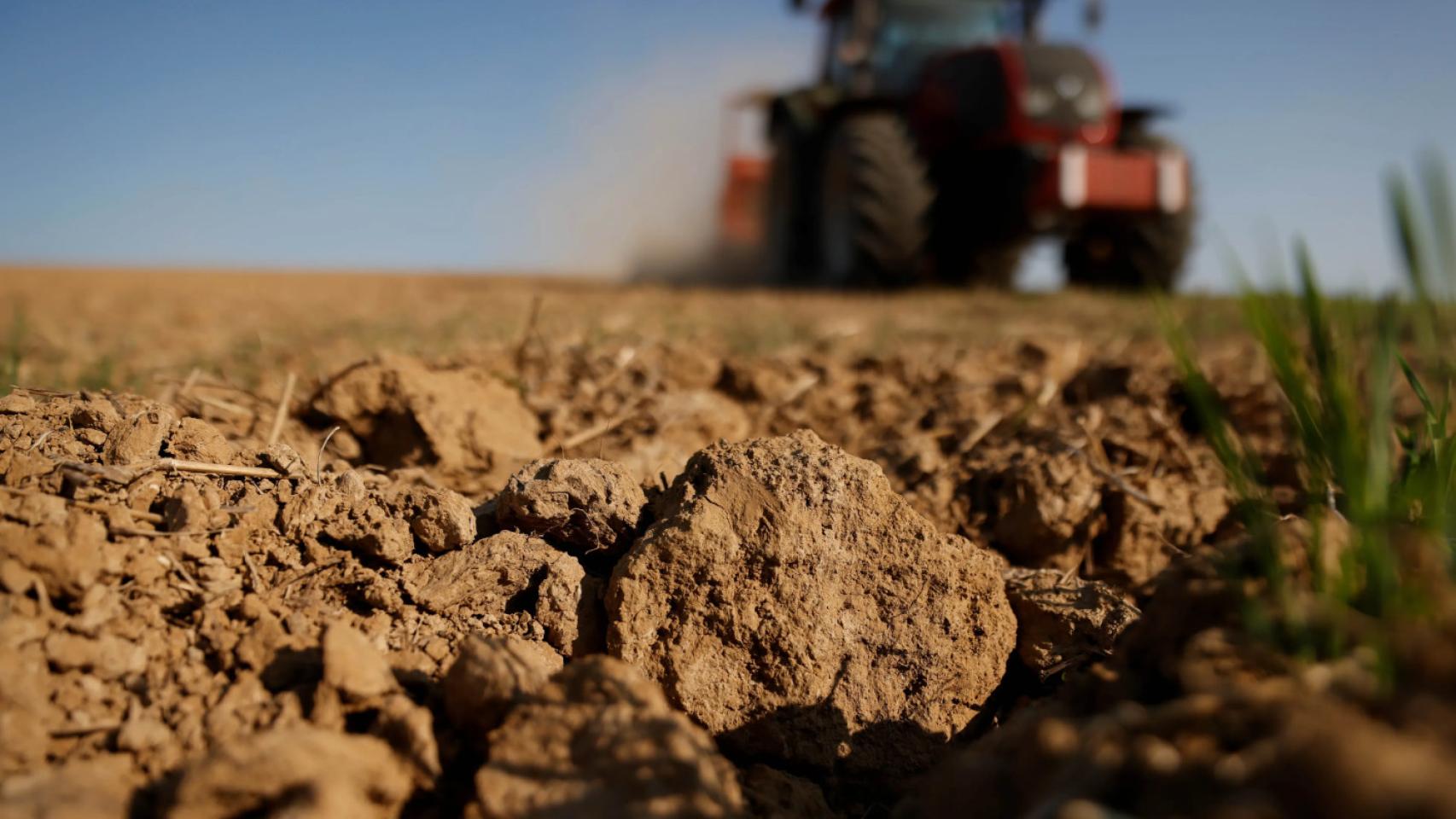 Imagen de archivo de un tractor trabajando el campo.