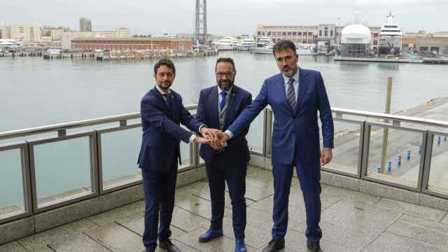 Lluís Salvadó (ERC), a la derecha, posa este lunes en el Puerto de Barcelona con el 'conseller' de Territorio, Juli Fernández (centro)  y Damià Calvet, a quien ahora sustituirá.
