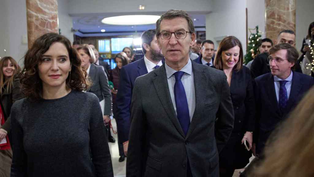 Alberto Núñez-Feijóo, presidente del PP, junto a Isabel Díaz Ayuso, este lunes en Madrid.