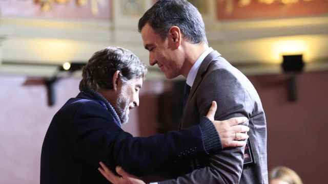 Pedro Sánchez junto Luis García Montero, viudo de la escritora, en el homenaje a Almudena Grandes celebrado en el Ateneo de Madrid.