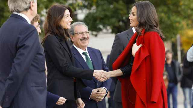 La reina Letizia saluda a la ministra de Justicia, Pilar Llop, en presencia del presidente del CGPJ, Rafael Mozo.