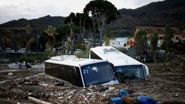 Dos autobuses sepultados por el corrimiento de tierras en la isla de Ischia.