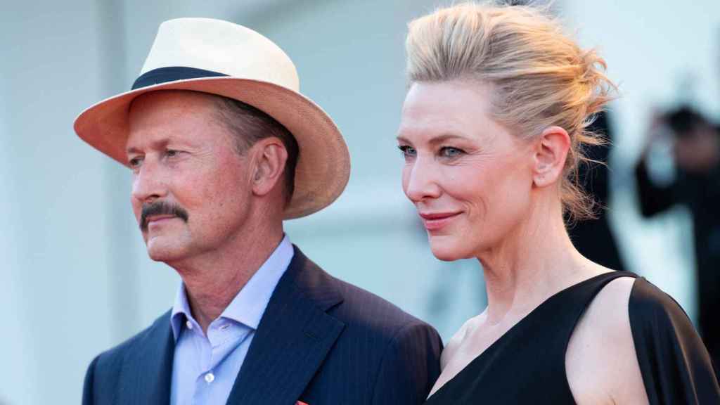 Todd Field y Cate Blanchett posan en el Festival de Venecia.