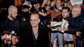 El cantante Paul David Hewson, conocido como Bono, a su llegada al Teatro Coliseum para la presentación de su libro ‘Surrender, 40 Songs, One Story’. Foto:  Carlos Luján / Europa Press