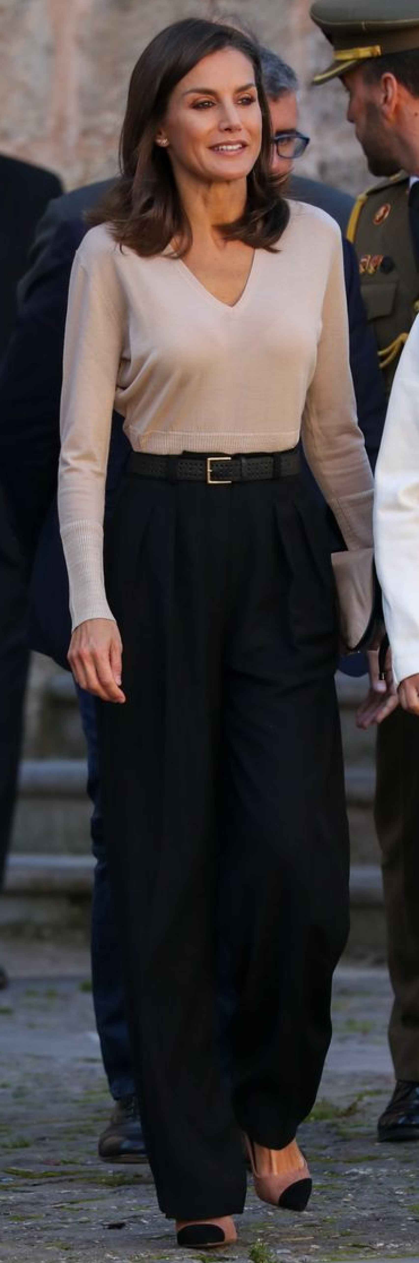 La reina Letizia con un jersey con escote en V.