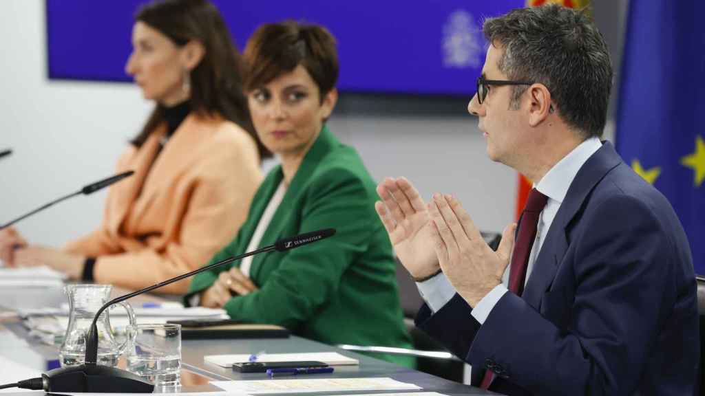 Rueda de prensa posterior al Consejo de Ministros. Pilar Llop (i), Isabel Rodríguez (c) y Félix Bolaños (d).