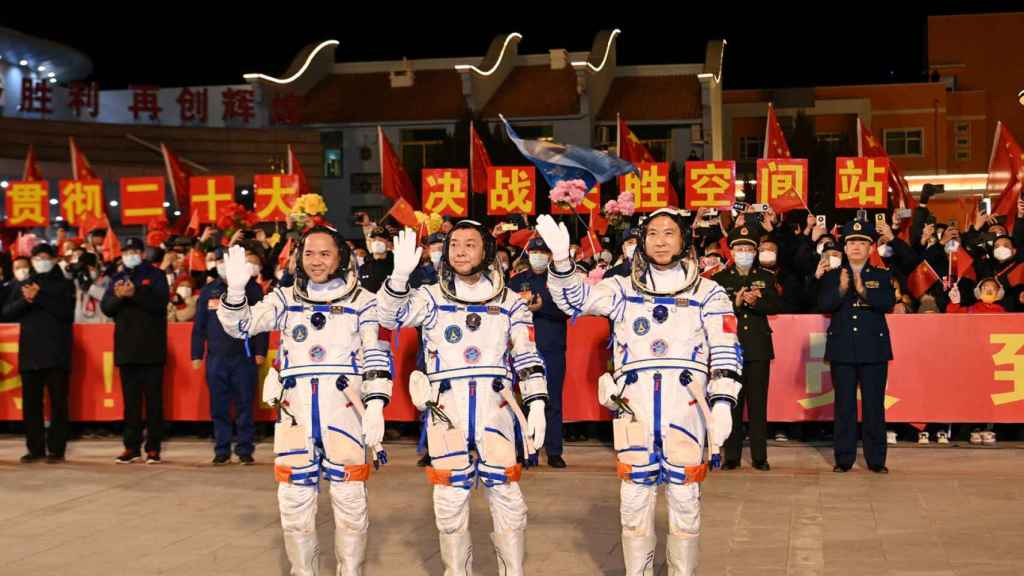 Tripulación de la Shenzhou 15 en su presentación oficial.