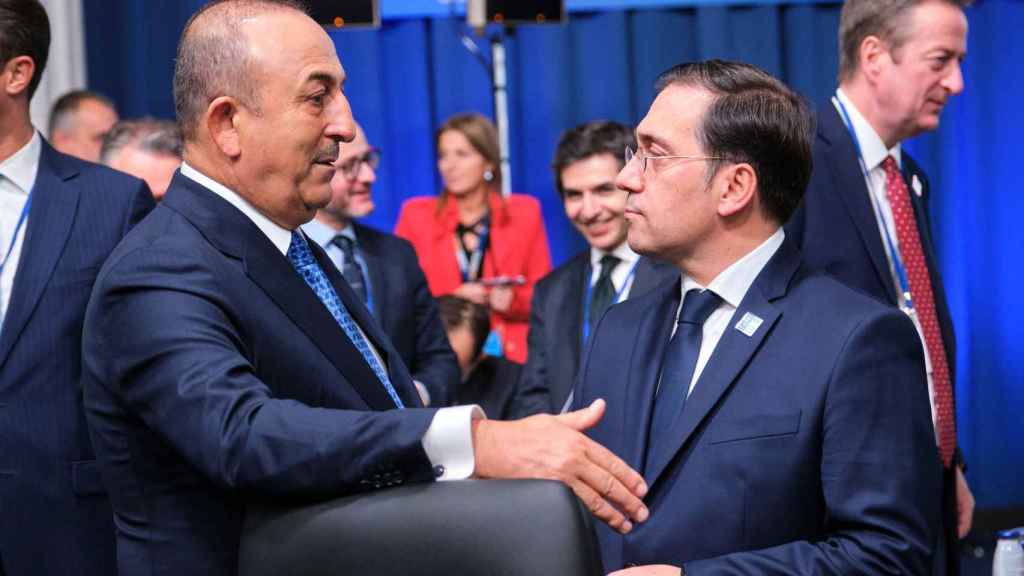 El ministro de Exteriores, José Manuel Albares, conversa con su homólogo turco durante la reunión de la OTAN en Bucarest