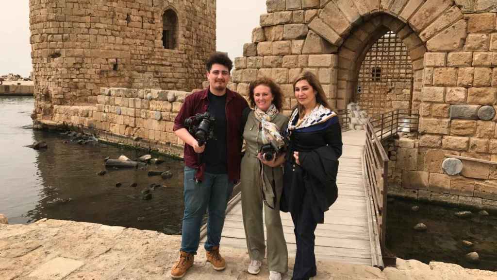 El realizador Ali Khedr, la directora del corto Sonia Marco y Mona El Zarif en una jornada de grabación frente al castillo del Mar en Saida.