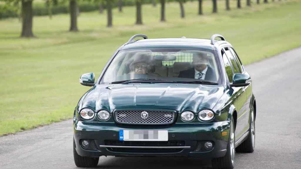 La reina Isabel II en su Jaguar de 2009.