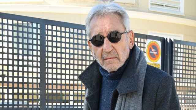 El actor José Sacristán este martes, 29 de noviembre, a la puerta de la residencia Orpea Punta Galea, en Madrid, donde vive Concha Velasco.