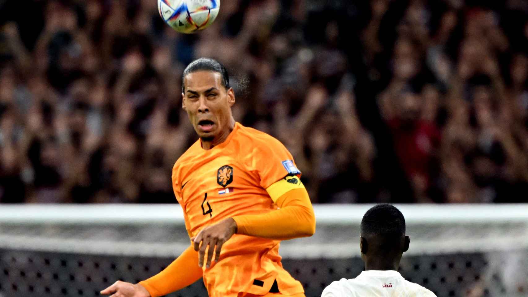 Virgil van Dijk despeja un balón con la selección de Países Bajos