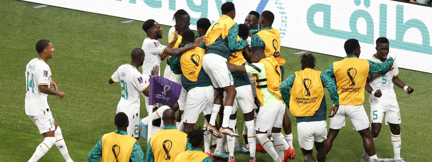 Piña de la selección de Senegal para celebrar el gol de Sarr en el Mundial de Qatar 2022