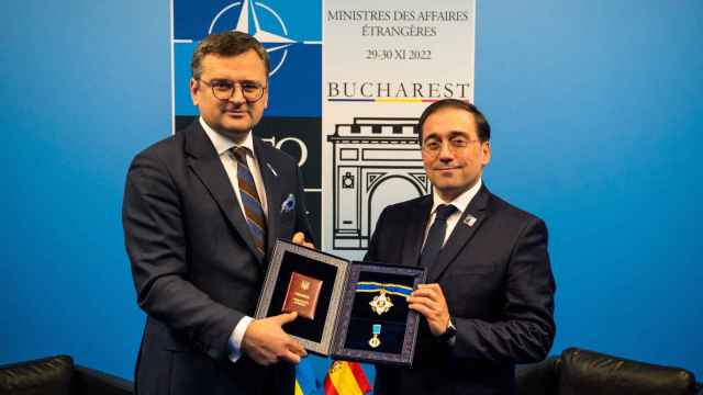 José Manuel Albares recibe la medalla de Yaroslav, el Sabio de manos de Dimitro Kuleba, ministro de Exteriores de Ucrania.
