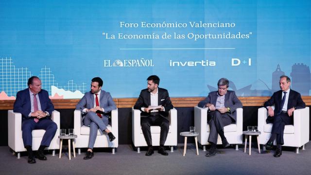 Los ponentes de la mesa redonda 'El efecto palanca de la gigafactoría'.