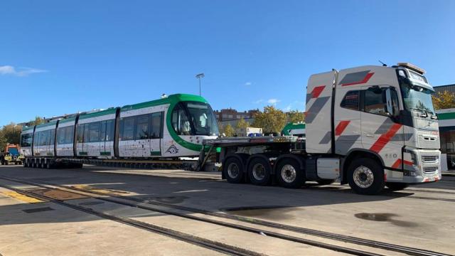 El primero de los nuevos trenes de la flota del Metro de Málaga, con destino a la capital de la Costa del Sol.