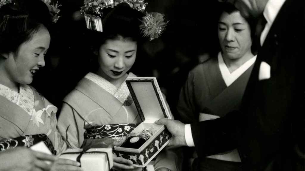 Raymond Guerlain presentando el perfume Mitsouko a un grupo de geishas en Japón.
