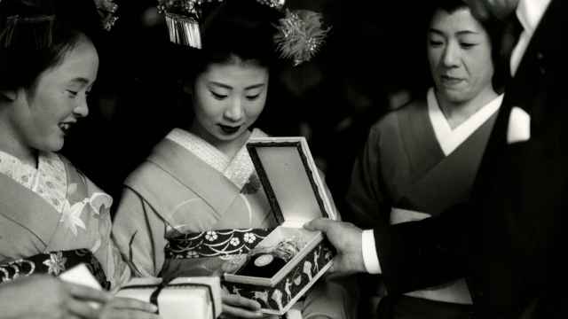 Raymond Guerlain presentando el perfume Mitsouko a un grupo de geishas en Japón.