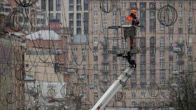 Un trabajador instala luces de Navidad en el centro de Kiev, en Ucrania.