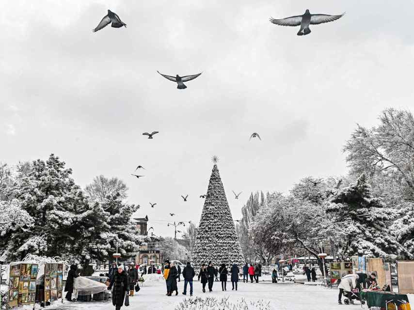 Transeúntes por una nevada Zaporiyia en la Navidad de 2021.