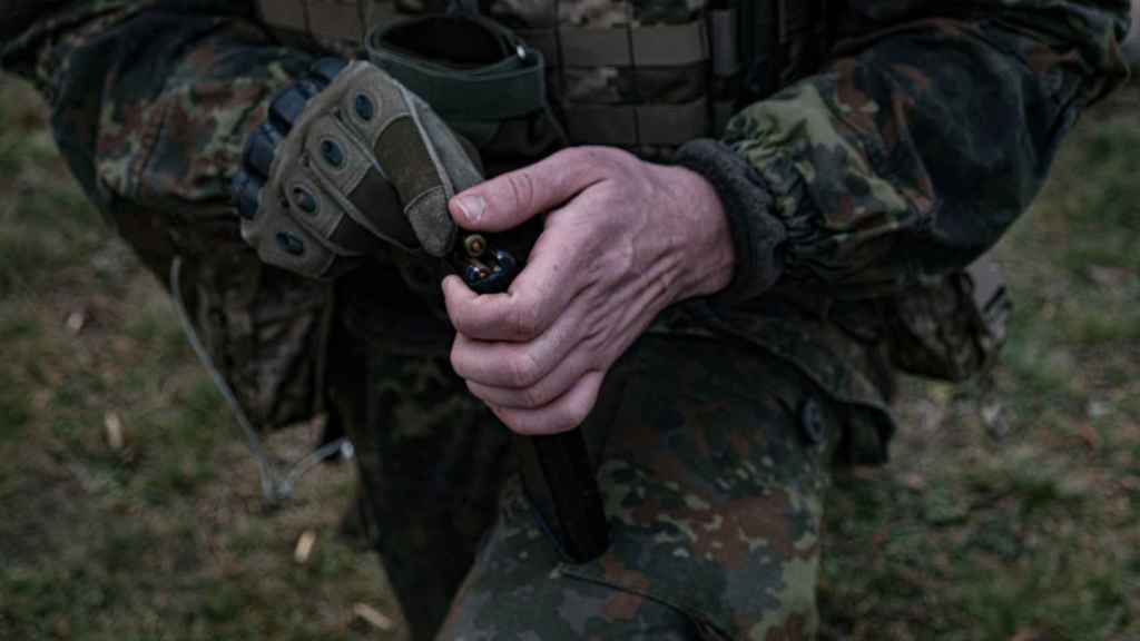 Un francotirador del Regimiento Azov recarga su arma durante un entrenamiento.