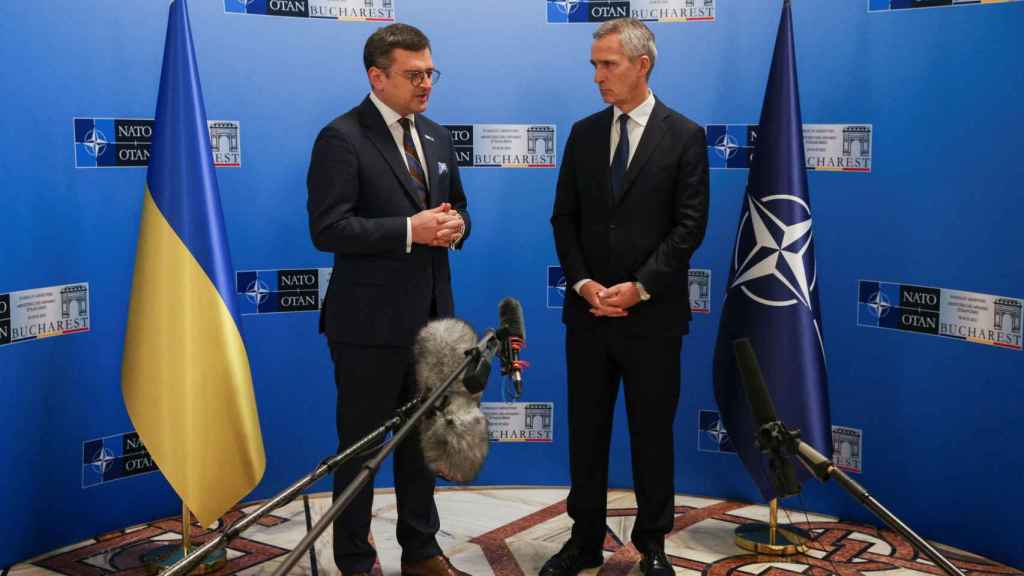 El jefe de la OTAN, Jens Stoltenberg, y el ministro de Exteriores ucraniano, Dmytro Kuleba, durante la reunión de este martes en Bucarest