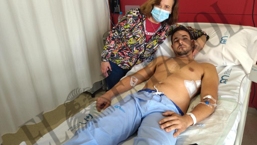 Javier García, de 30 años, junto a su madre, Fina, este martes, en una habitación del Hospital Los Arcos de San Javier, donde permanece ingresado tras haber recibido seis puñaladas a manos de un menor de edad.