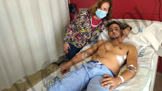 Javier García, de 30 años, junto a su madre, Fina, este martes, en una habitación del Hospital Los Arcos de San Javier, donde permanece ingresado tras haber recibido seis puñaladas a manos de un menor de edad.