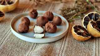 Trufas de nata y chocolate, una receta de postre fácil para terminar una comida de fiesta