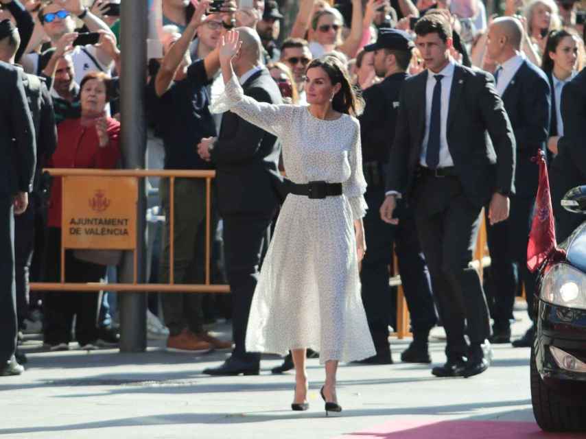La reina Letizia con vestido de Emporio Armani el pasado viernes en Valencia.