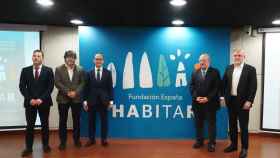 El presidente del CES de Castilla y León, Enrique Cabero, acompaña al resto de integrantes de la Fundación Habitar en la presentación del primer barómetro de la despoblación