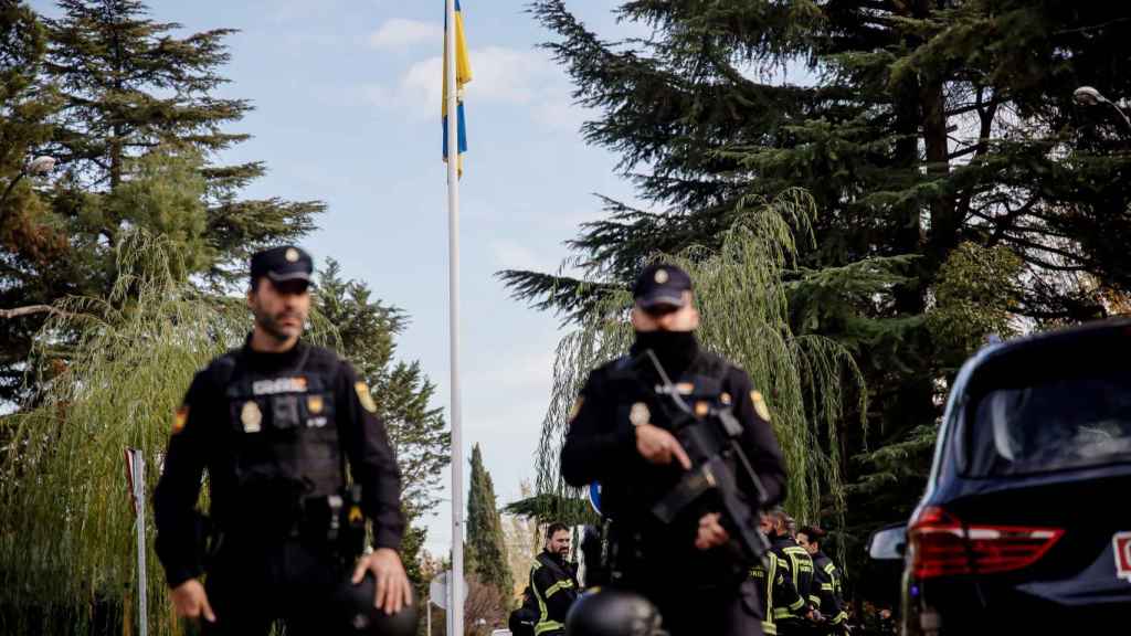 Dos agentes de la Policía Nacional en la embajada de Ucrania este miércoles.