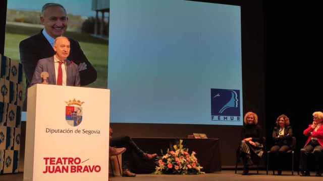 El rector de la UVA, Antonio Largo, recogiendo su Premio