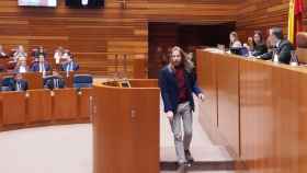 Momento en el que Pablo Fernández (Unidas Podemos) abandona el atril