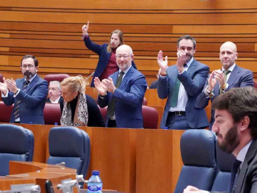 Los procuradores de Vox, entre ellos Iñaki Sicilia, encargado de presentar la PNL, aplauden en el pleno de las Cortes, este miércoles.