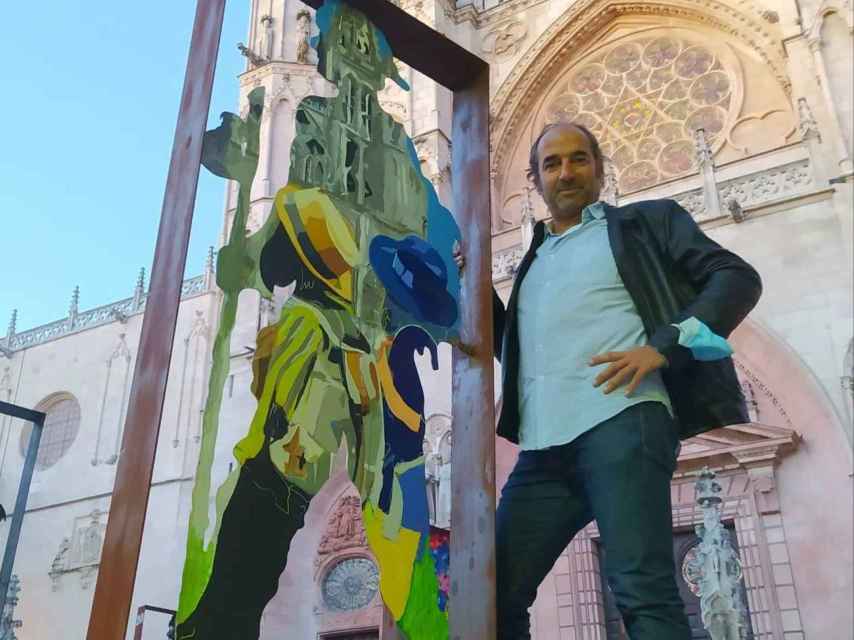 Ismael Ali de Unzaga a las puertas de la Catedral de Burgos con una de sus obras