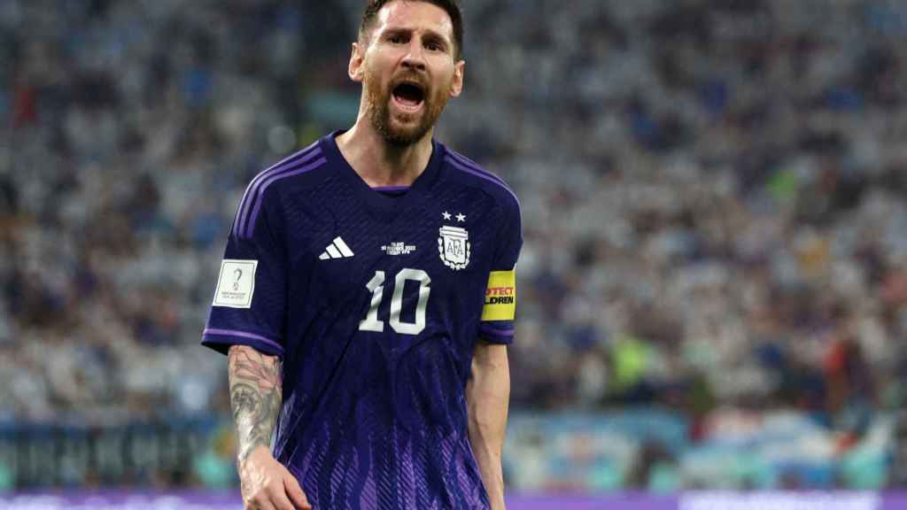 Messi se lamenta por el penalti fallado en el Polonia - Argentina