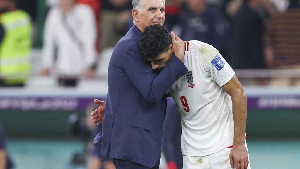 Carlos Queiroz consuela a Mehdi Taremi, goleador de la selección de Irán